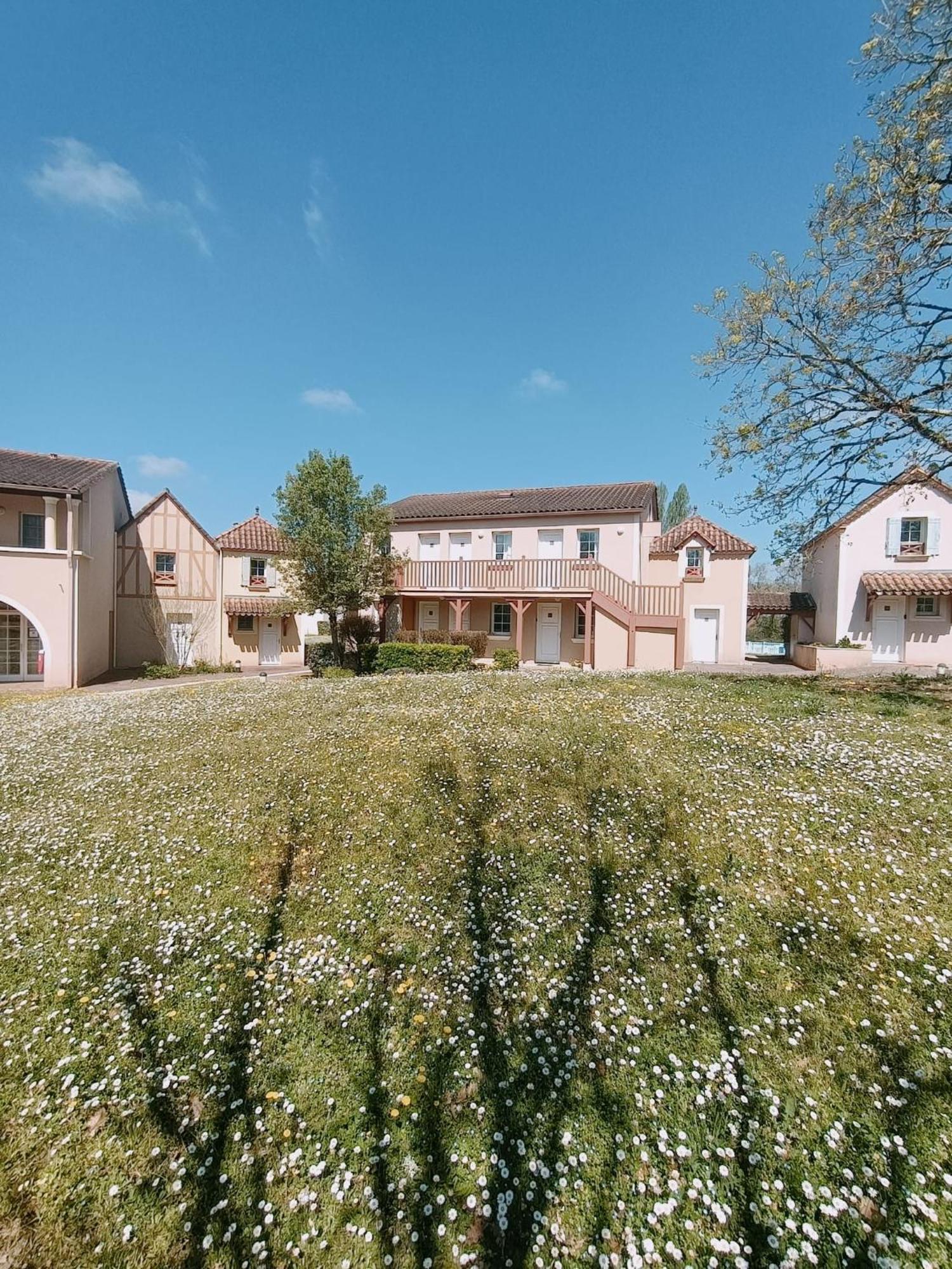 Charmante Maison 5 Pers A En Rdc, Piscine Chauffee, Et Nature Holiday home *